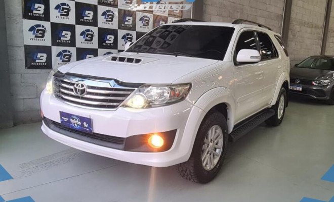 Toyota Hilux SW4 SRV D4-D 4x4 3.0 TDI Dies. Aut 2014 Diesel