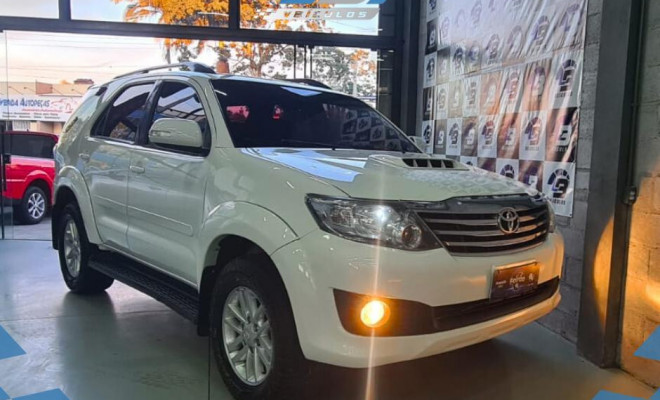 Toyota Hilux SW4 SRV D4-D 4x4 3.0 TDI Dies. Aut 2014 Diesel-4