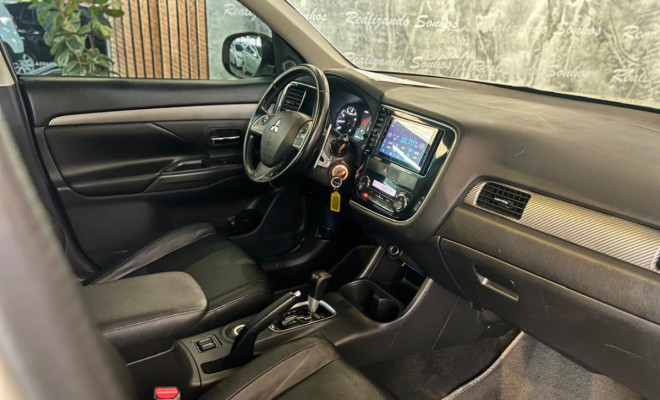 Mitsubishi OUTLANDER GT 3.0 V6 Aut. 2015 Flex - 07 Lugares-4