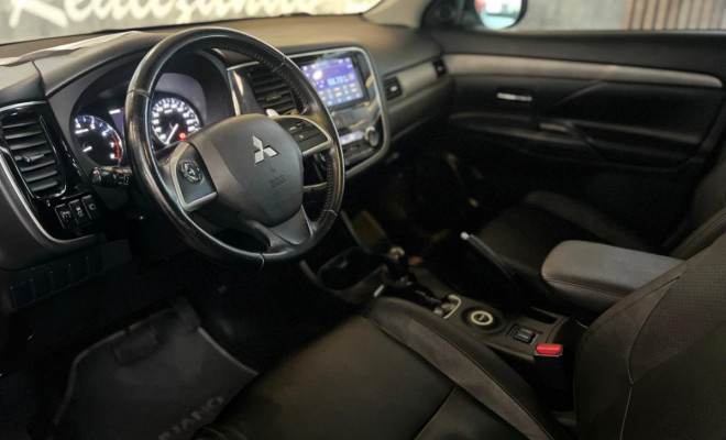 Mitsubishi OUTLANDER GT 3.0 V6 Aut. 2015 Flex - 07 Lugares-3
