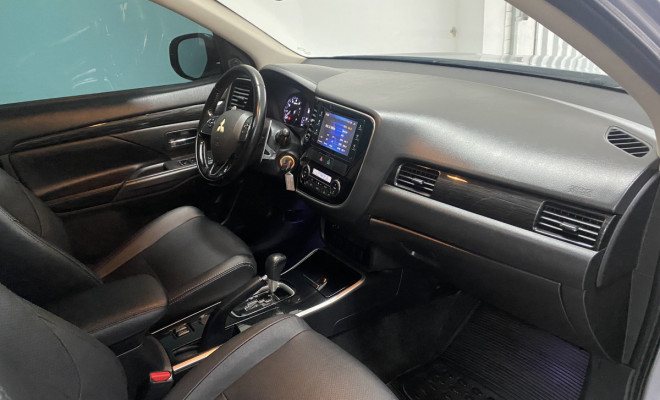 Mitsubishi OUTLANDER 2.0 C/ Teto Aut 2017-7