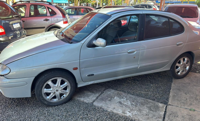 Renault Megane Sedan RXE/ Privilège 2.0 16V Mec 2006 Gasolina-0