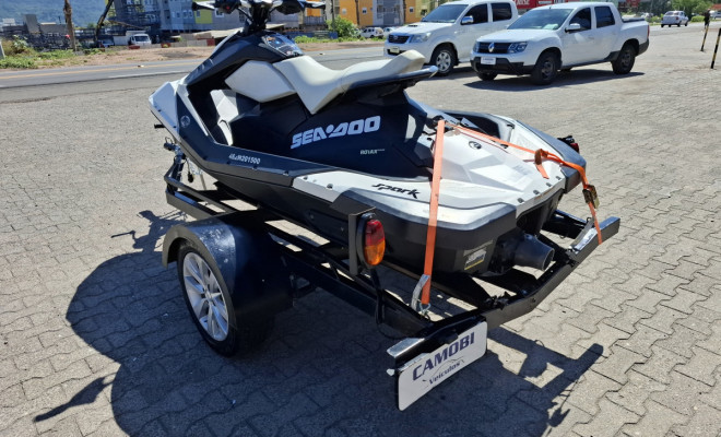 Sea-Doo Spark ano 2014 com reboque