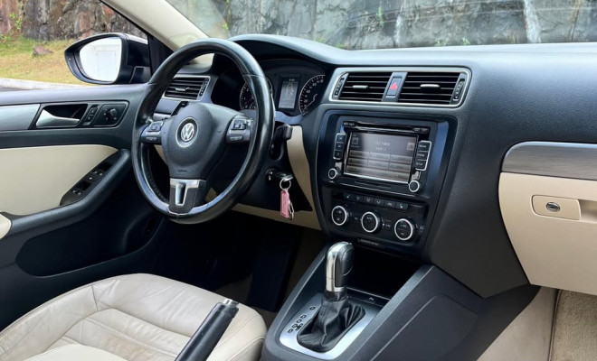 VW - VolksWagen JETTA Highline 2.0 TSI 16V 4p Tiptronic 2013 Flex-7
