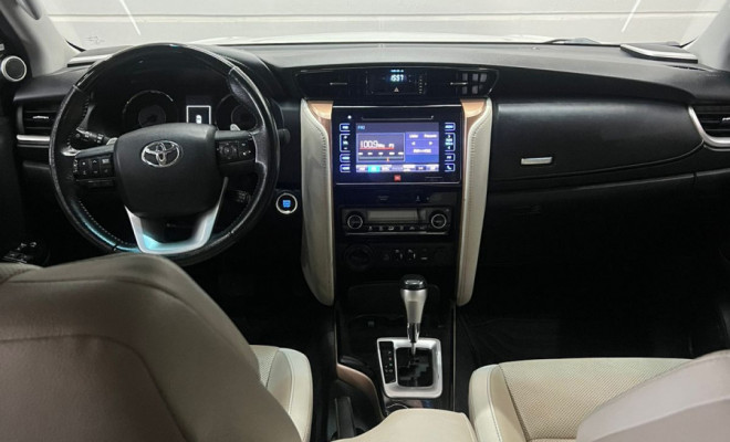 Toyota Hilux SW4 SRX Diamond 4x4 2.8 Aut. 2019 Diesel-2