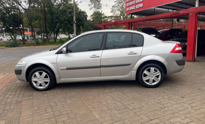 Renault Megane Sedan Dynamique 2.0 16V Aut. 2009 Flex-4