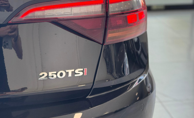 VW - VolksWagen JETTA Comfort. 250 TSI 1.4 Flex 16v Aut. 2019 Flex-8