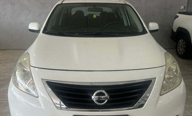 Nissan VERSA SL 1.6 16V Flex Fuel 4p Mec. 2013 Flex