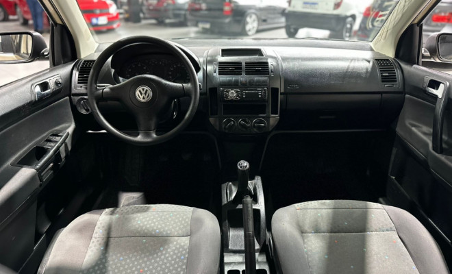 VW - VolksWagen Polo Sedan 1.6 Mi Total Flex 8V 4p 2005 Flex-4