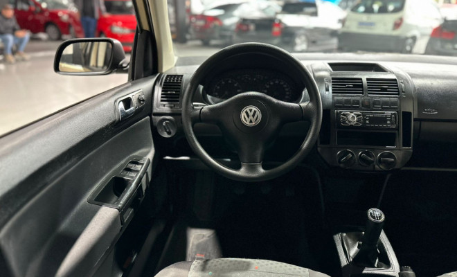 VW - VolksWagen Polo Sedan 1.6 Mi Total Flex 8V 4p 2005 Flex-2