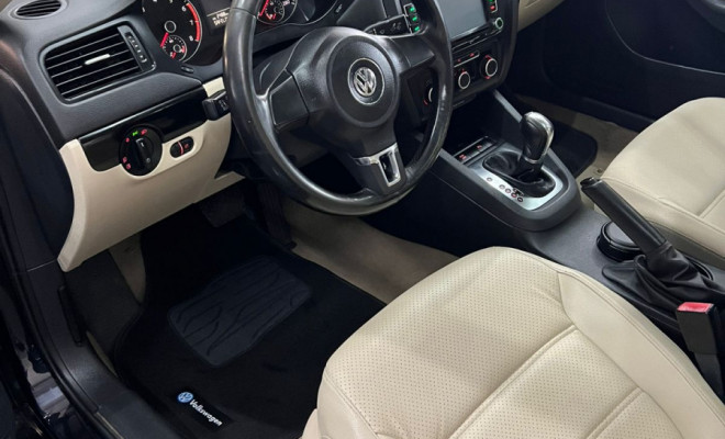 VW - VolksWagen JETTA Comfortline 2.0 Total Flex 8V 4p Tiptronic-3