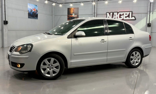 VW - VolksWagen Polo Sedan I MOTION  1.6 Total Flex  4p 2010 Flex-1