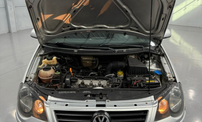 VW - VolksWagen Polo Sedan I MOTION  1.6 Total Flex  4p 2010 Flex-6