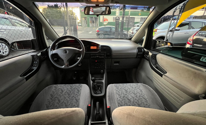 GM - Chevrolet Zafira 2.0/ CD 2.0  8V  MPFI 5p Mec. 2002 Gasolina-5
