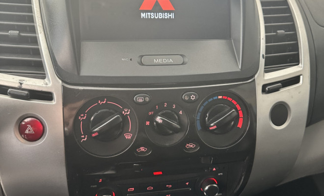 Mitsubishi Pajero DAKAR 3.2 4x4 T.I. Dies. 5p Aut. 2015 Diesel-9