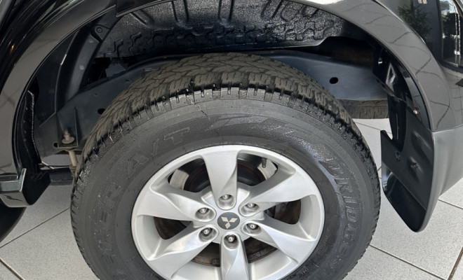 Mitsubishi Pajero DAKAR 3.2 4x4 T.I. Dies. 5p Aut. 2015 Diesel-10