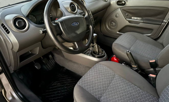 Ford Fiesta Sed. Personnalité 1.0 8V - 2006-8