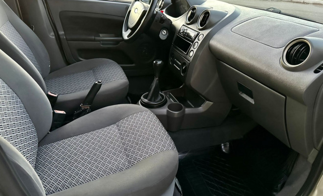 Ford Fiesta Sed. Personnalité 1.0 8V - 2006-6