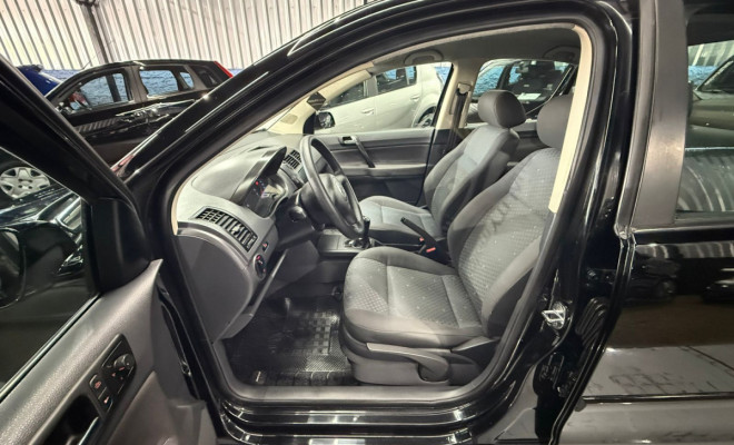 VW - VolksWagen Polo Sedan 1.6 Mi 101cv 8V 4p 2005 Flex-9