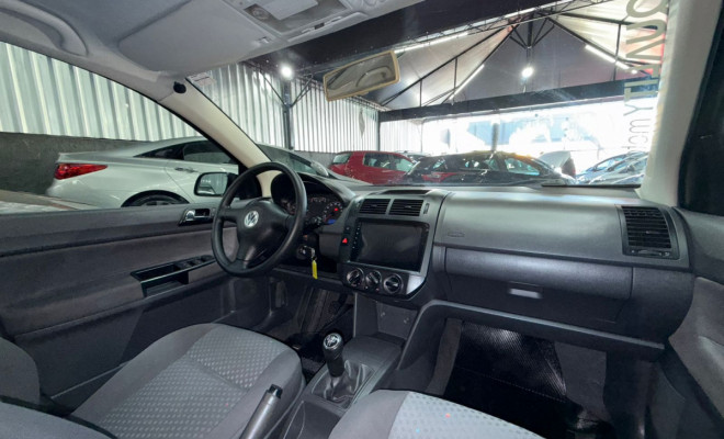 VW - VolksWagen Polo Sedan 1.6 Mi 101cv 8V 4p 2005 Flex-8