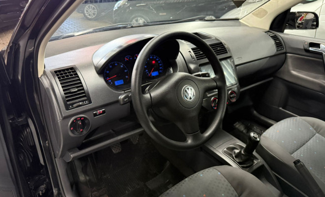 VW - VolksWagen Polo Sedan 1.6 Mi 101cv 8V 4p 2005 Flex-6