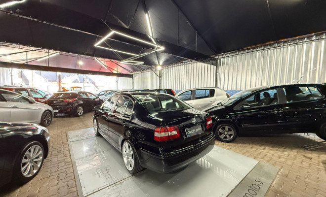 VW - VolksWagen Polo Sedan 1.6 Mi 101cv 8V 4p 2005 Flex-4