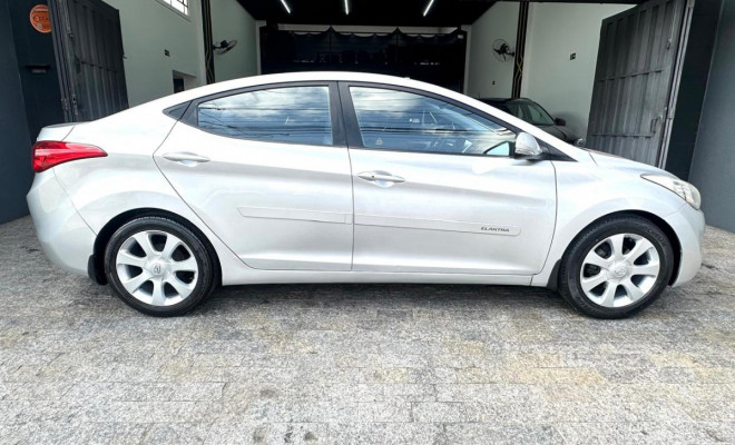 Hyundai Elantra GLS 1.8 16V Aut. 2012 Gasolina-2