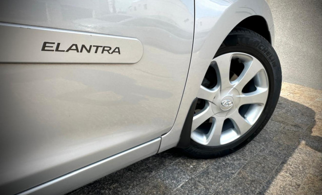 Hyundai Elantra GLS 1.8 16V Aut. 2012 Gasolina-3