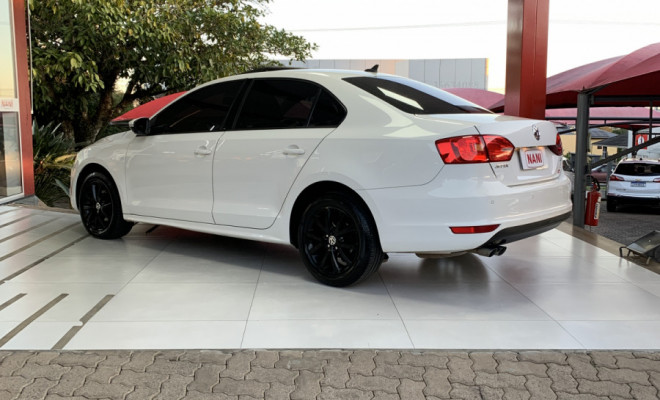 VW - VolksWagen JETTA Comfortline 2.0 T.Flex 8V 4p Tipt. 2013 Flex-4