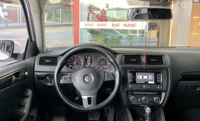 VW - VolksWagen JETTA Comfortline 2.0 T.Flex 8V 4p Tipt. 2013 Flex-6