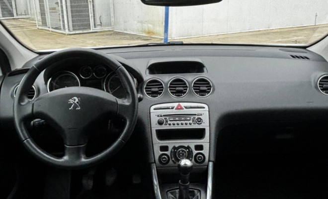 308 Allure 2.0 Mec. 2013 – Design, conforto e potência-9