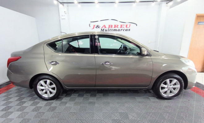Nissan VERSA SL 1.6 16V Flex Fuel 4p Mec. 2014 Flex-4