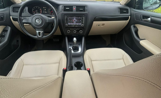 VW - VolksWagen JETTA Comfortline 2.0  8V 4p AUT. 2011 Flex-0