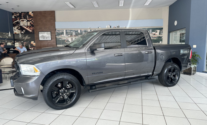 RAM CLASSIC LARAMIE NIGHT ED. 5.7 4X4 Aut. 2023 Gasolina-2