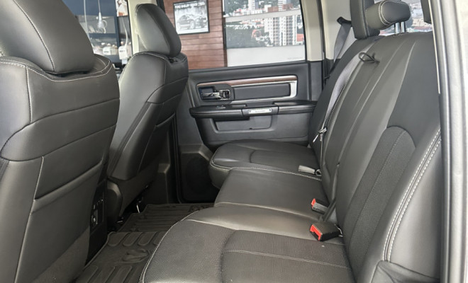 RAM CLASSIC LARAMIE NIGHT ED. 5.7 4X4 Aut. 2023 Gasolina-8