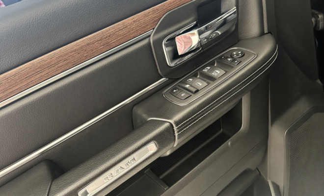 RAM CLASSIC LARAMIE NIGHT ED. 5.7 4X4 Aut. 2023 Gasolina-10