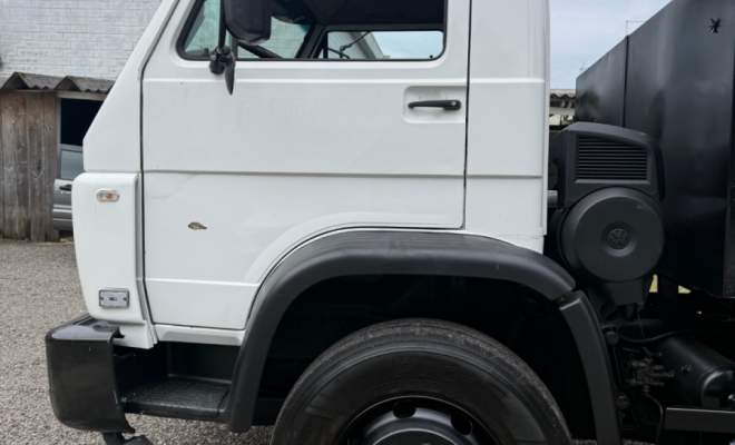 VOLKSWAGEN 13-180 E Constellation 3-Eixos 2p (die.) 2010 Diesel-12