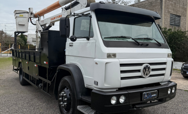 VOLKSWAGEN 13-180 E Constellation 3-Eixos 2p (die.) 2010 Diesel-2