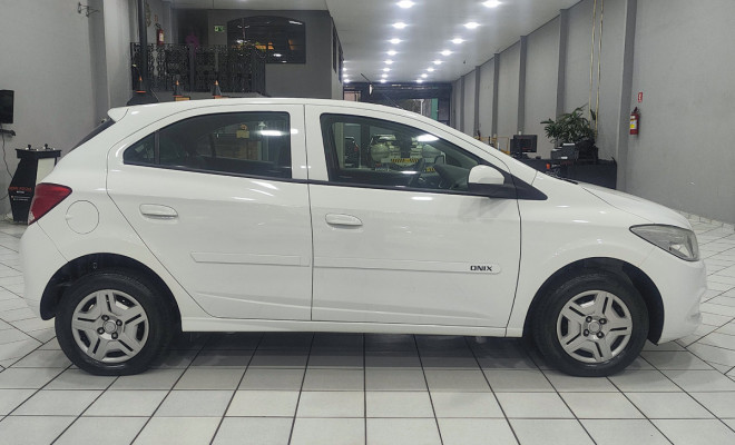 GM - Chevrolet ONIX HATCH LT 1.0 8V FlexPower 5p Mec. 2015 Flex-6