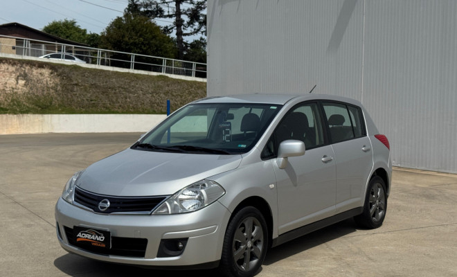 TIIDA S 1.8 Mec. 2012 - O hatch espaçoso que oferece conforto e praticidade no dia a dia!