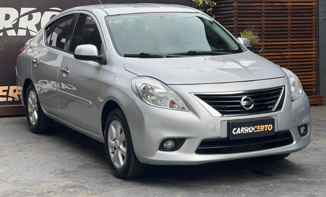 Nissan VERSA SL 1.6  Mec. 2013 Flex  Muito conforto pagando POUCO-1