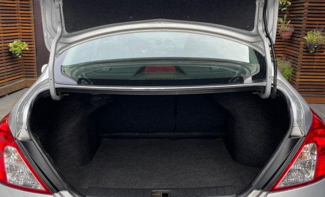 Nissan VERSA SL 1.6  Mec. 2013 Flex  Muito conforto pagando POUCO-8