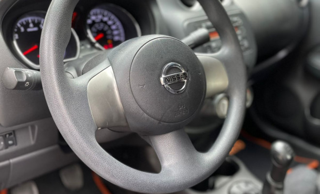 Nissan VERSA SL 1.6  Mec. 2013 Flex  Muito conforto pagando POUCO-7