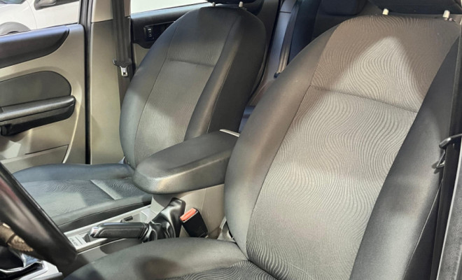 Ford Focus 1.6 S/SE/SE Plus Flex 8V/16V  5p 2013 Flex-8