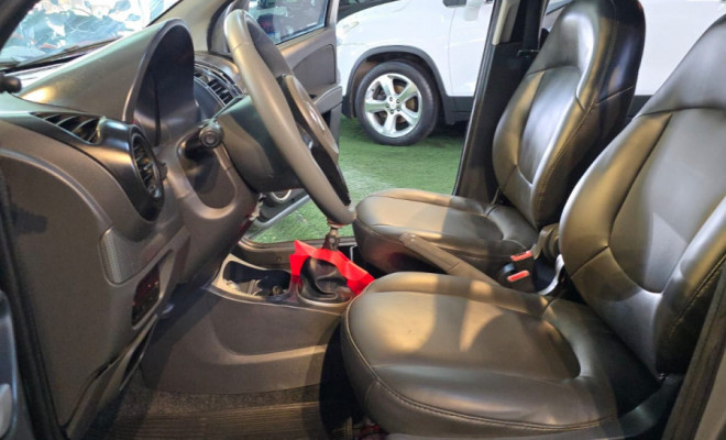 Fiat Grand Siena ATTRAC. 1.4 EVO F.Flex 8V 2013 Flex-9