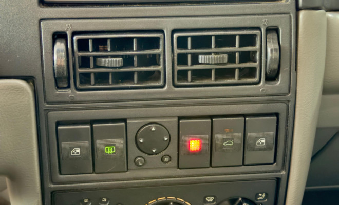 VW - VolksWagen Santana 2.0 Mi 2p e 4p 2002 Gasolina-13