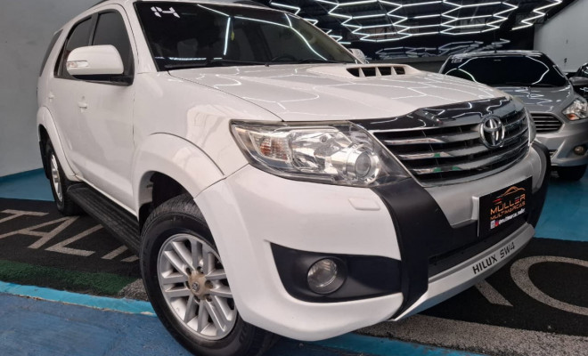 Toyota Hilux SW4 SRV D4-D 4x4 3.0 TDI Dies. Aut 2014 Diesel - 7 LUGARES