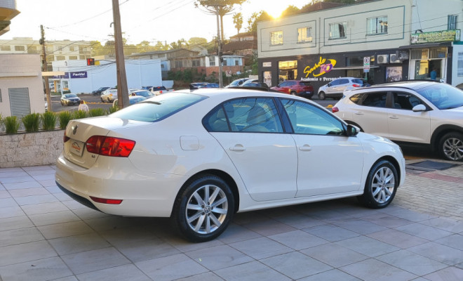 VW - VolksWagen JETTA Comfortline 2.0 T.Flex 8V 4p Tipt. 2013 Flex-1