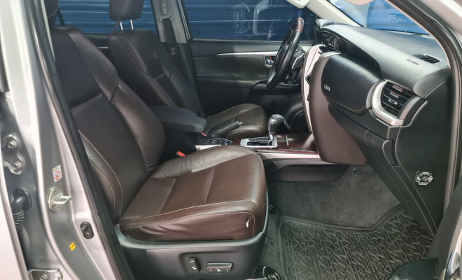 Toyota Hilux SW4 SRX 4x4 2.8 TDI 16V Dies. Aut. 2019 Diesel-6