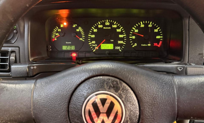 VW - VolksWagen Santana 1.8 Mi 2002 Álcool-8